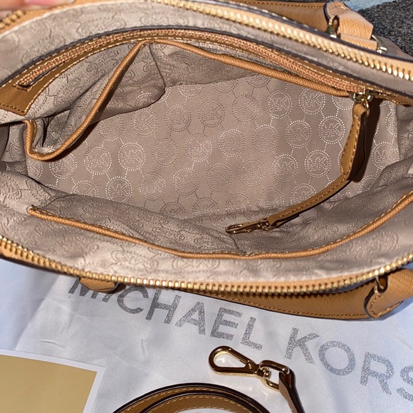 Michael Kors Crossbody - Picture 5 of 16